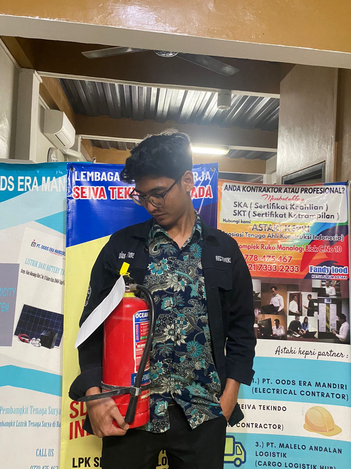 APAR (Alat Pemadam Api Ringan) atau fire extinguisher